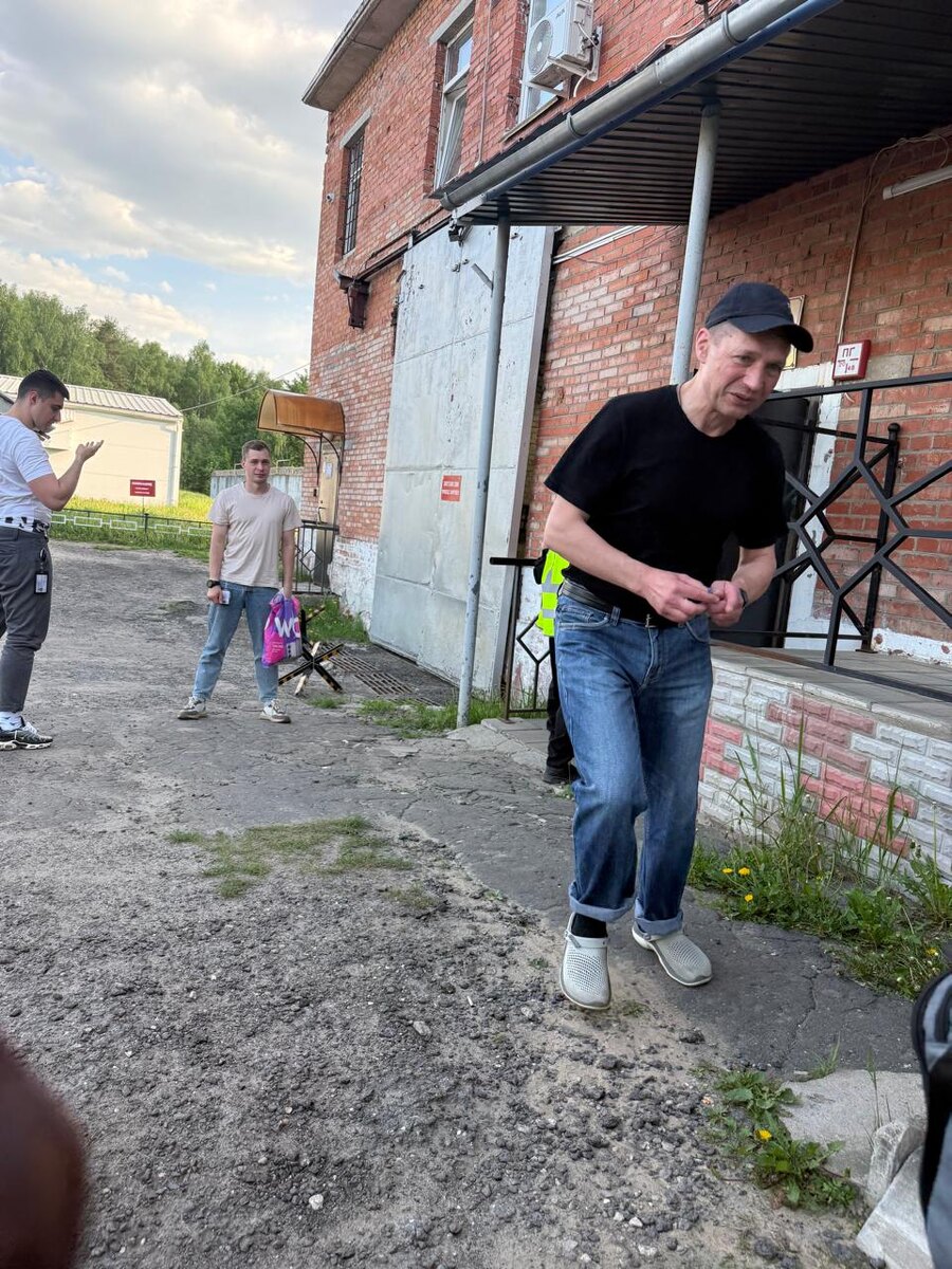 После отмены приговора ,,Ворошиловскому стрелку’’ в 3-й инстанции привёз постановление об освобождении в колонию. Вот он выходит на свободу…