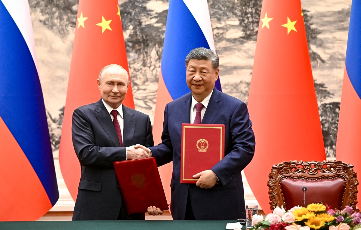 Президент РФ Владимир Путин и председатель КНР Си Цзиньпин в Доме народных собраний в Пекине во время церемонии подписания документов о сотрудничестве (©Кристина Соловьёва / РИА Новости)
