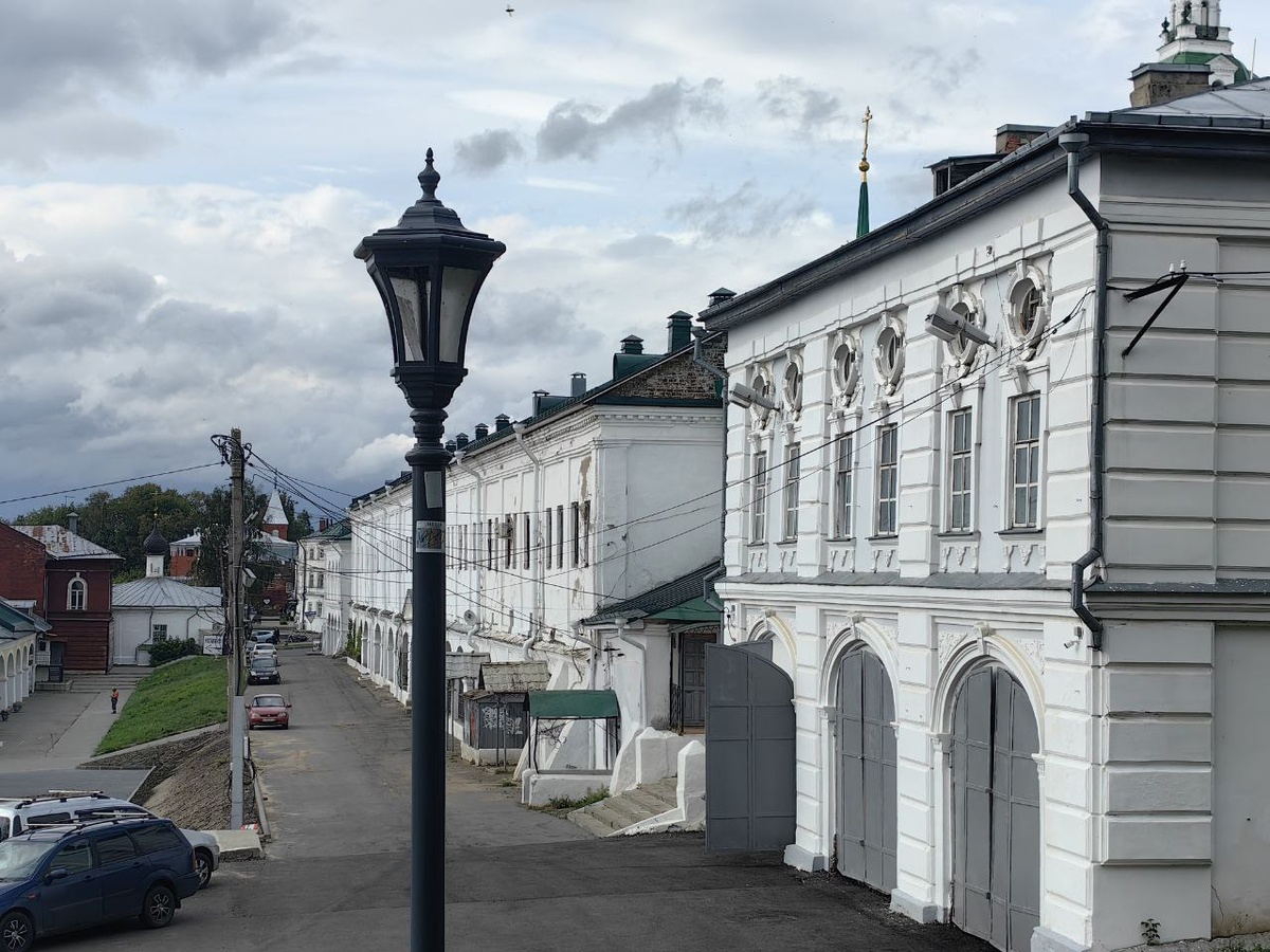 Вид на Калашные и Пряничные ряды со стороны парка "Центральный"