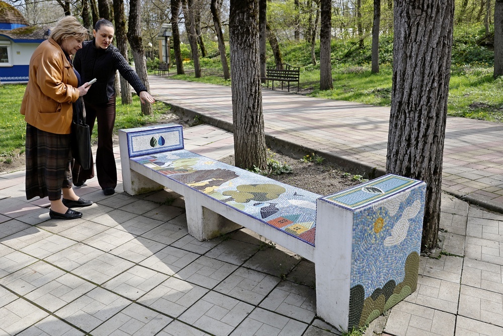    Необычная скамейка у Счастливого моста с изображенными на ней главными символами и историческими местами курорта уже стала местной достопримечательностью. / Фото: Владимир Аносов