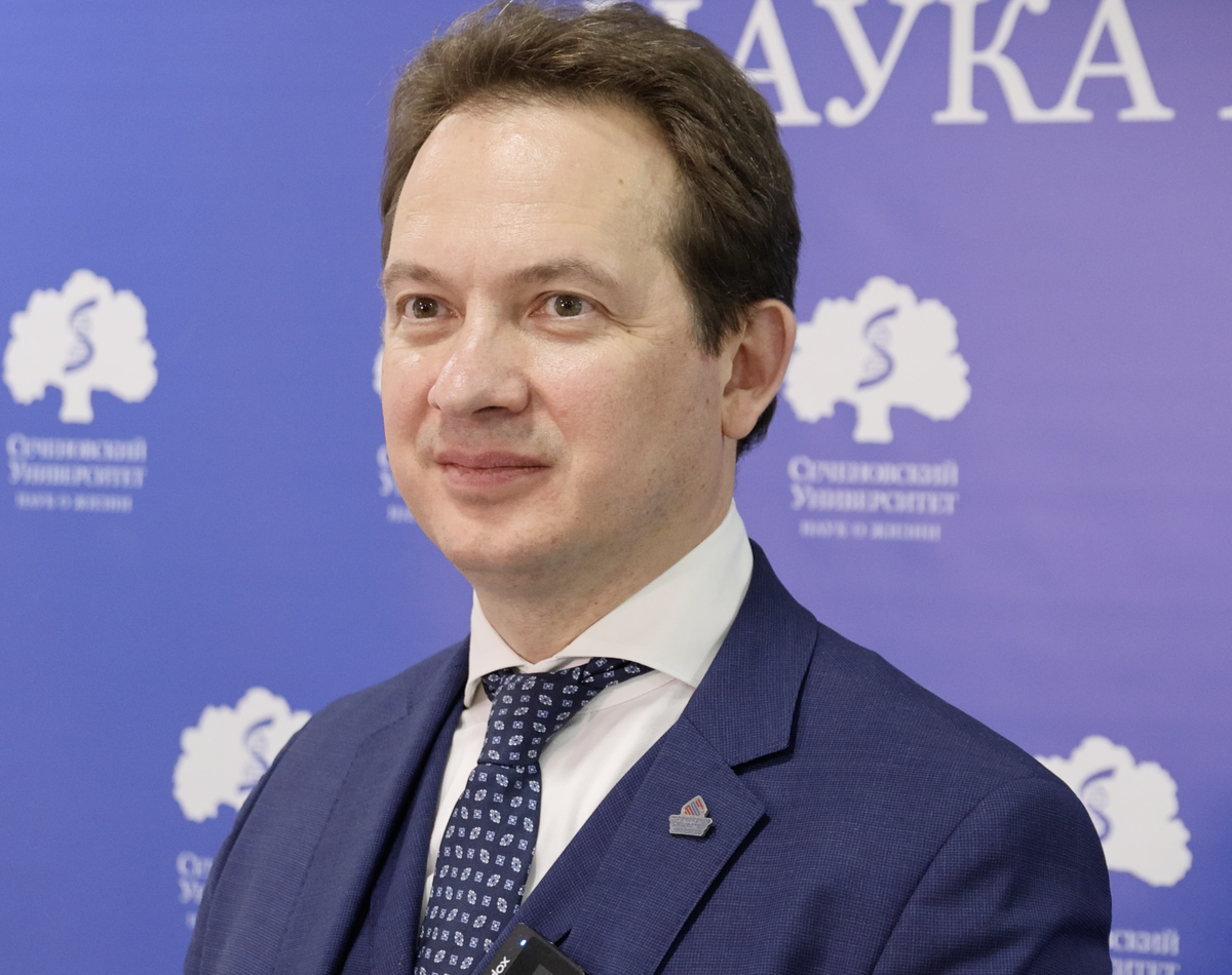 Шпоть Евгений Валерьевич, заместитель директора по научной работе, профессор НИИ урологии и репродуктивного здоровья человека Первого МГМУ им. И.М. Сеченова. Руководитель роботического центра. Врач уролог, онкоуролог