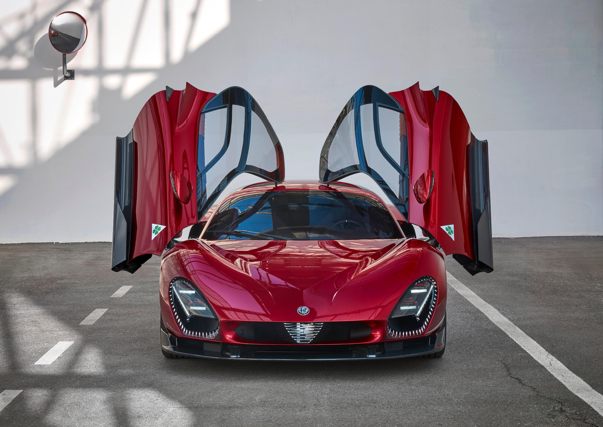 Alfa Romeo 33 Stradale — это современное переосмысление легендарного итальянского суперкара 1960-х годов.
Автомобиль сочетает классический стиль Alfa Romeo, ручную сборку и современные технологии.