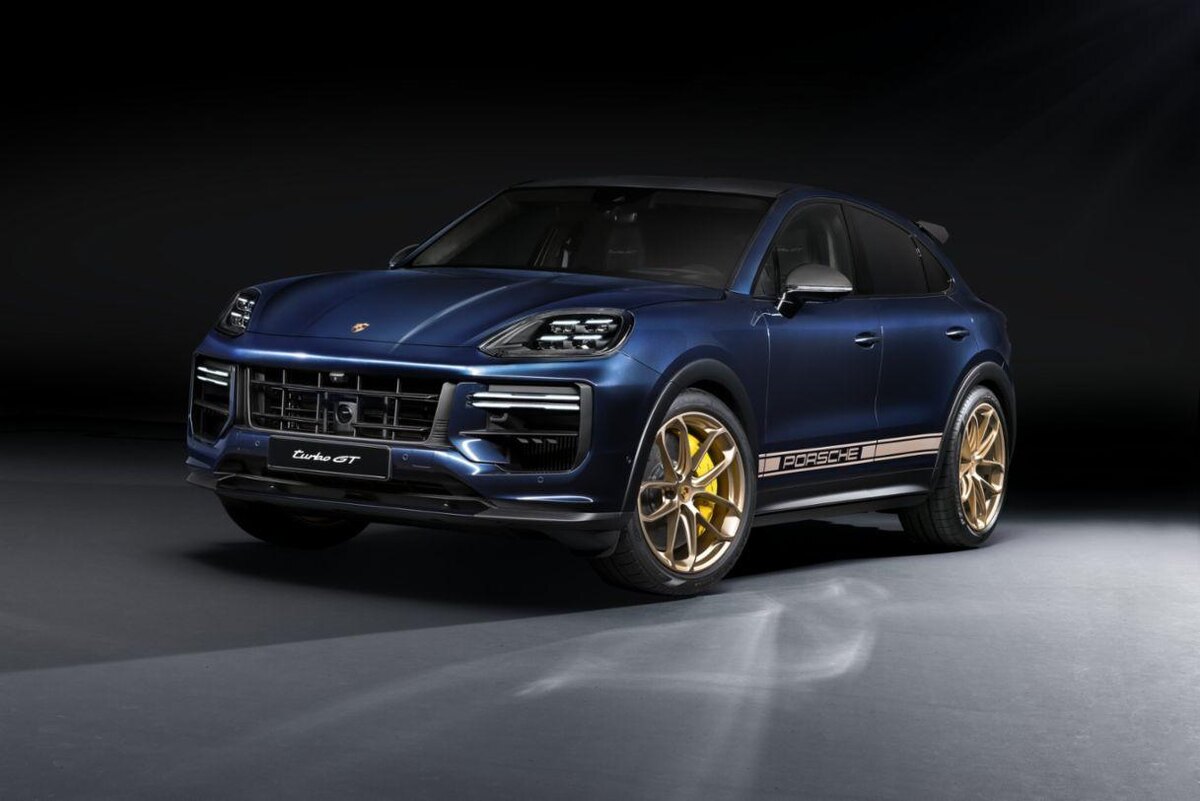 Porsche Cayenne Turbo GT — это самый быстрый и спортивный SUV в линейке Porsche.
Автомобиль сочетает мощность суперкара, практичность кроссовера и фирменную управляемость Porsche.