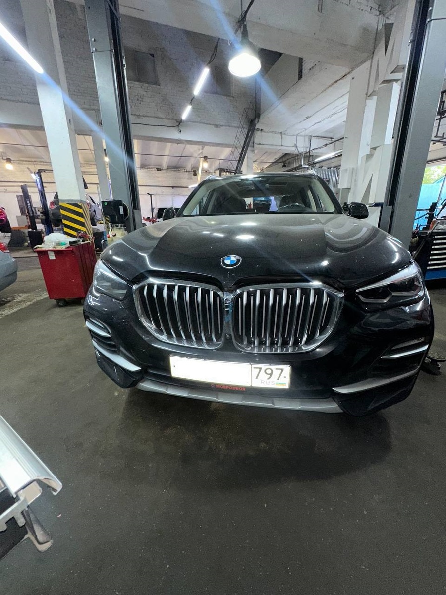 Шикарный BMW X5 G05 с трехлитровым дизелем B57. Жалобы владельца классические: вибрация на холодную и потеря былой тяги. Пробег — всего 65 000 км. Загоняем в ремзону и начинаем разбираться!