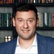     Дмитрий Исаков Основатель краудлендинговой платформы Lender Invest Комментарий эксперта: Тонкий послепраздничный рынок, лишённый импортного спроса, обнажил структурный перекос: продавцов валюты сильно больше, чем покупателей. Минфин с 8 мая вернулся к покупкам по бюджетному правилу, но объём — символические 5,8 млрд руб./день — стал разочарованием для тех, кто ставил на ослабление рубля. Получился классический short squeeze: рынок выбил из позиций спекулянтов, рассчитывавших на 78–80 за доллар.Евро просел сильней заокеанского коллеги с 88,5490 руб. до 85,1830 руб.
