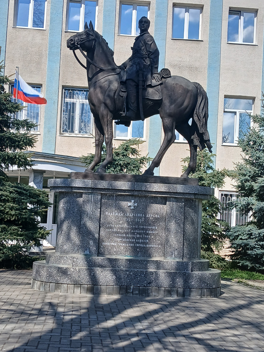 Памятник Надежде Дуровой у здания суда в городе Сарапул.