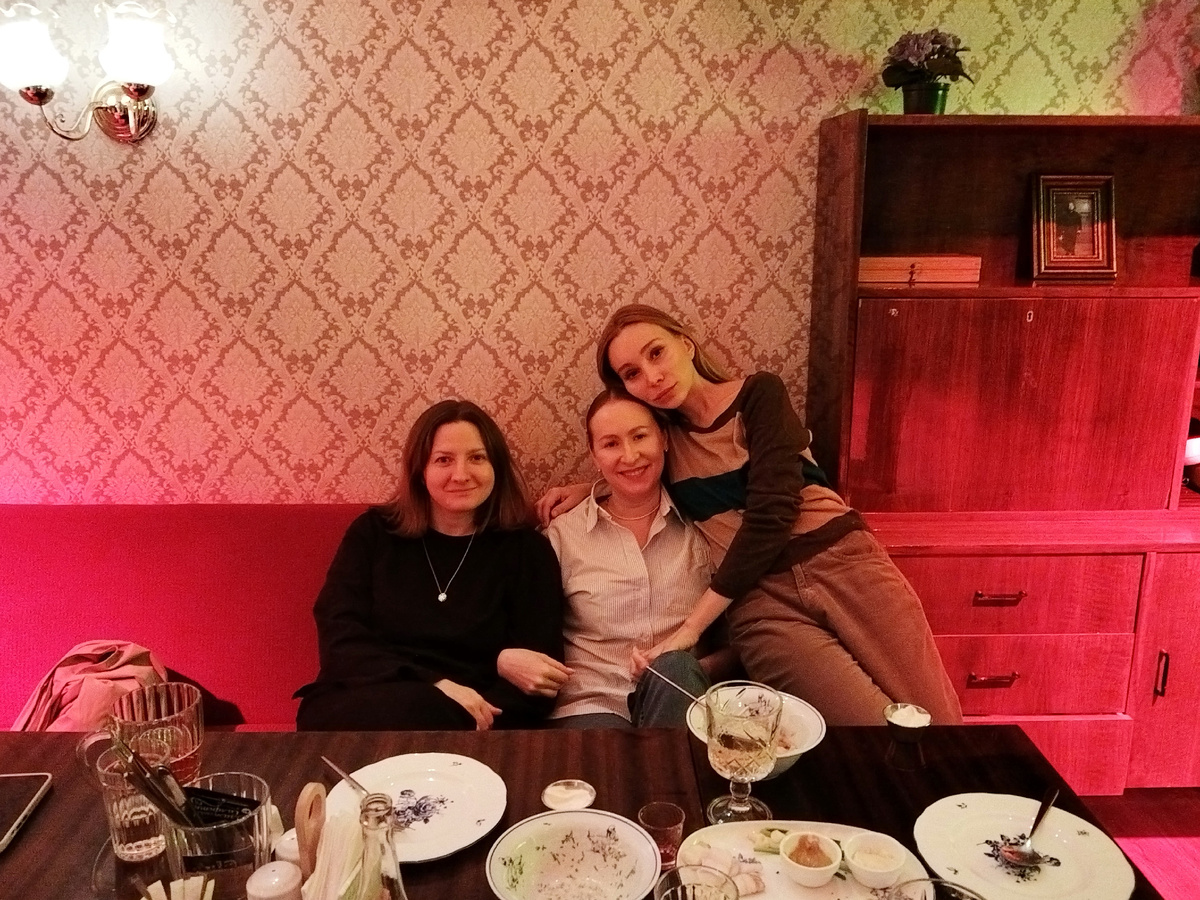 На фоне пустых тарелок
