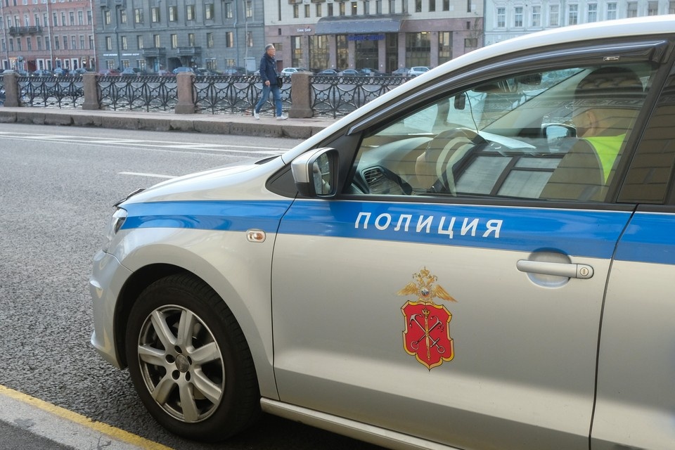    Машину повело в сторону, она влетела в толпу, после чего врезалась в столб и заглохла. Артем КИЛЬКИН
