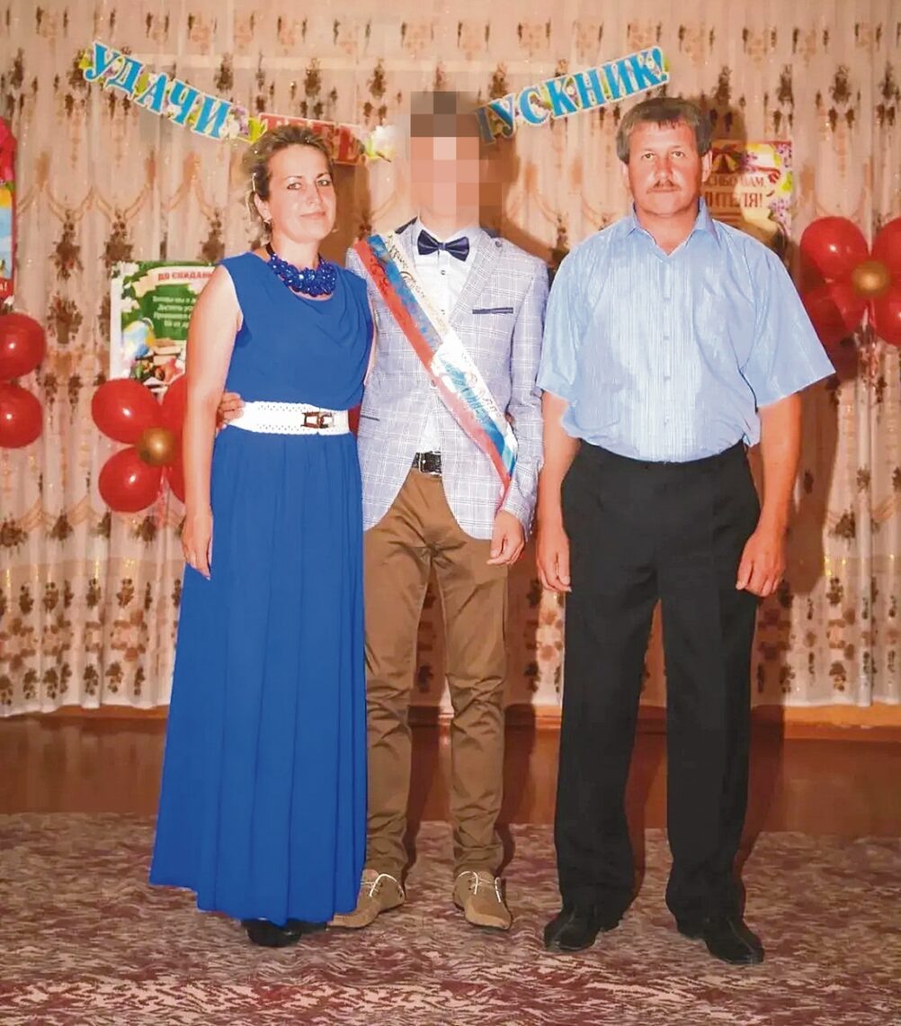 2015 г. Выпускник Нижнематрёнской школы Виктор Валеев с родителями Людмилой Викторовной и Юрием Анатольевичем. Молодой человек даже не представляет ещё, что ему уготовано в жизни. Он станет ветераном боевых действий и участником Парада Победы в 2026 году.