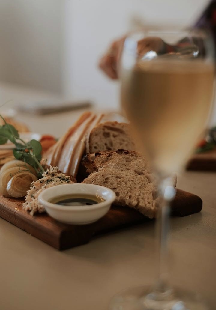 Вино и закуски — VVP Wine