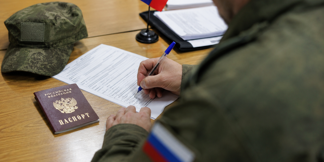 Зарплаты и выплаты контрактникам на СВО: полный разбор с цифрами и ссылками на законы