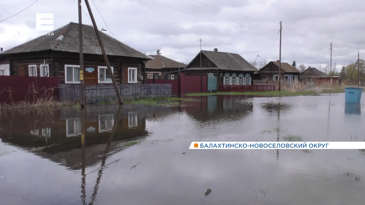     В Балахте пытаются сдержать поток большой воды с помощью тяжелой техники