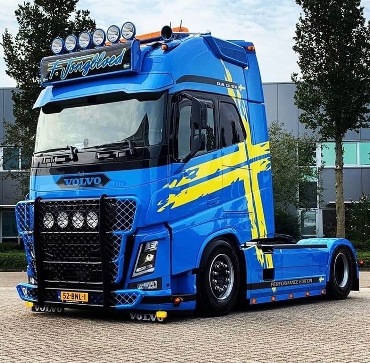 седельный тягач Volvo FH Performance Edition — эксклюзивная версия грузовика, выпущенная в 2016 году в честь 90-летия компании Volvo