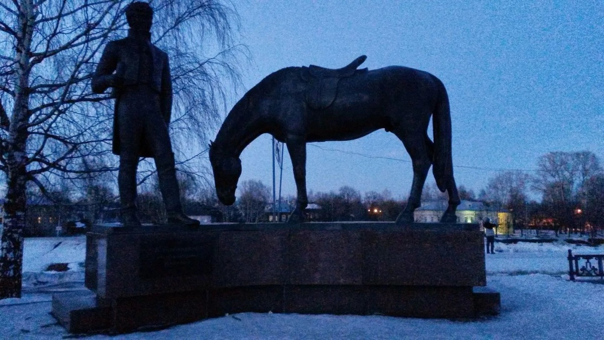 Памятник поэту в Вологде