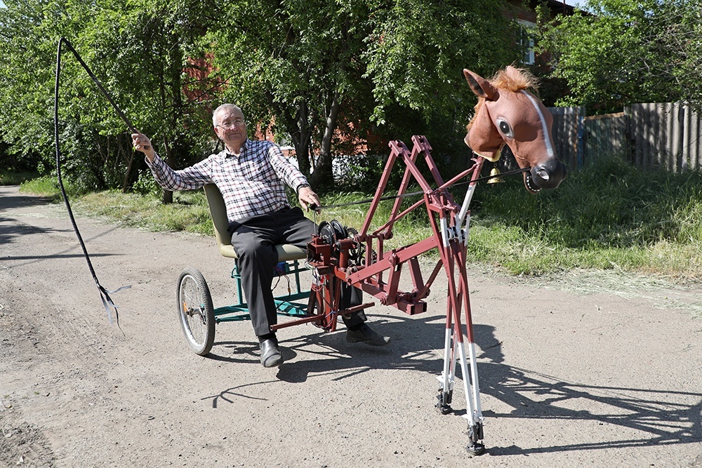    Михаил Иванович ловко управляется с созданным им механическим конем. / Владимир Аносов
