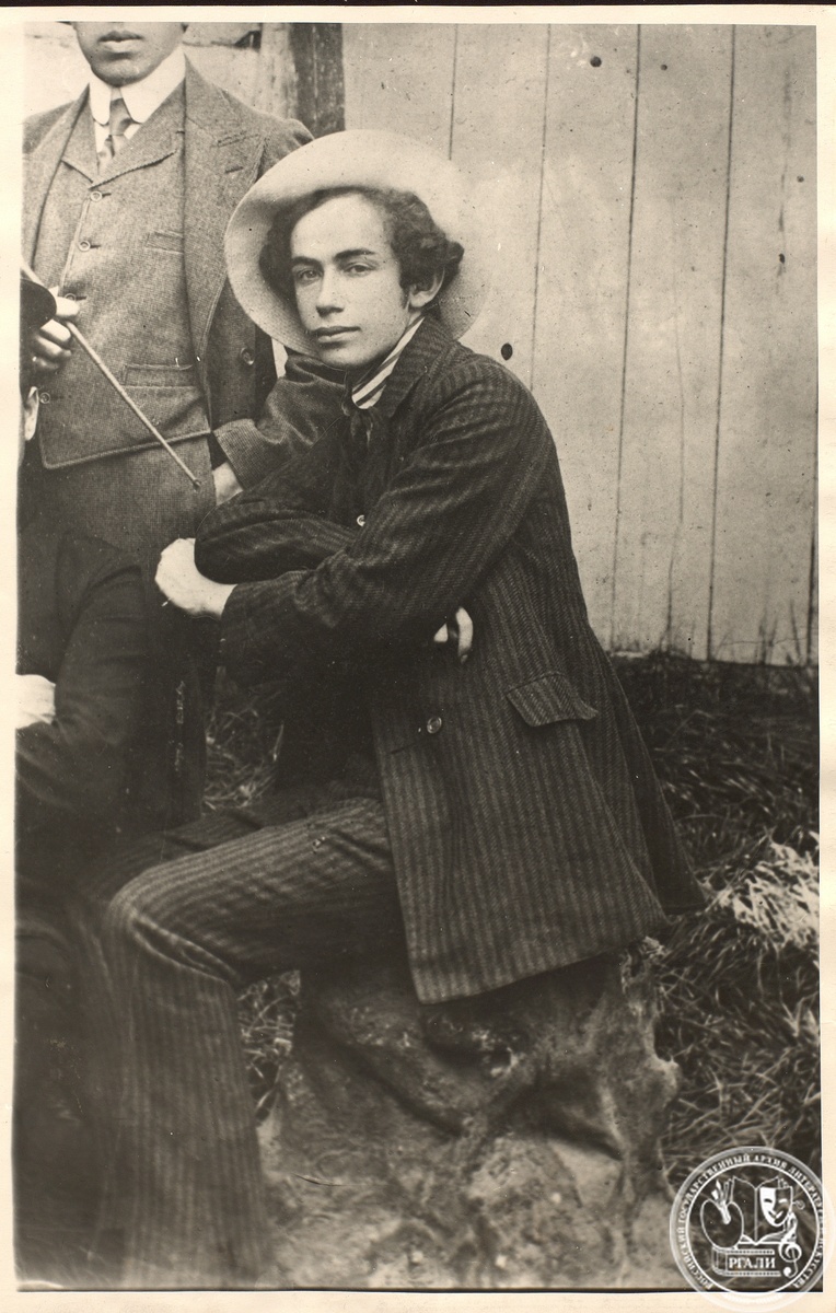 Фотография Л.В. Никулина после поездки в Париж. 1910 г. РГАЛИ. Ф. 350. Оп. 1. 