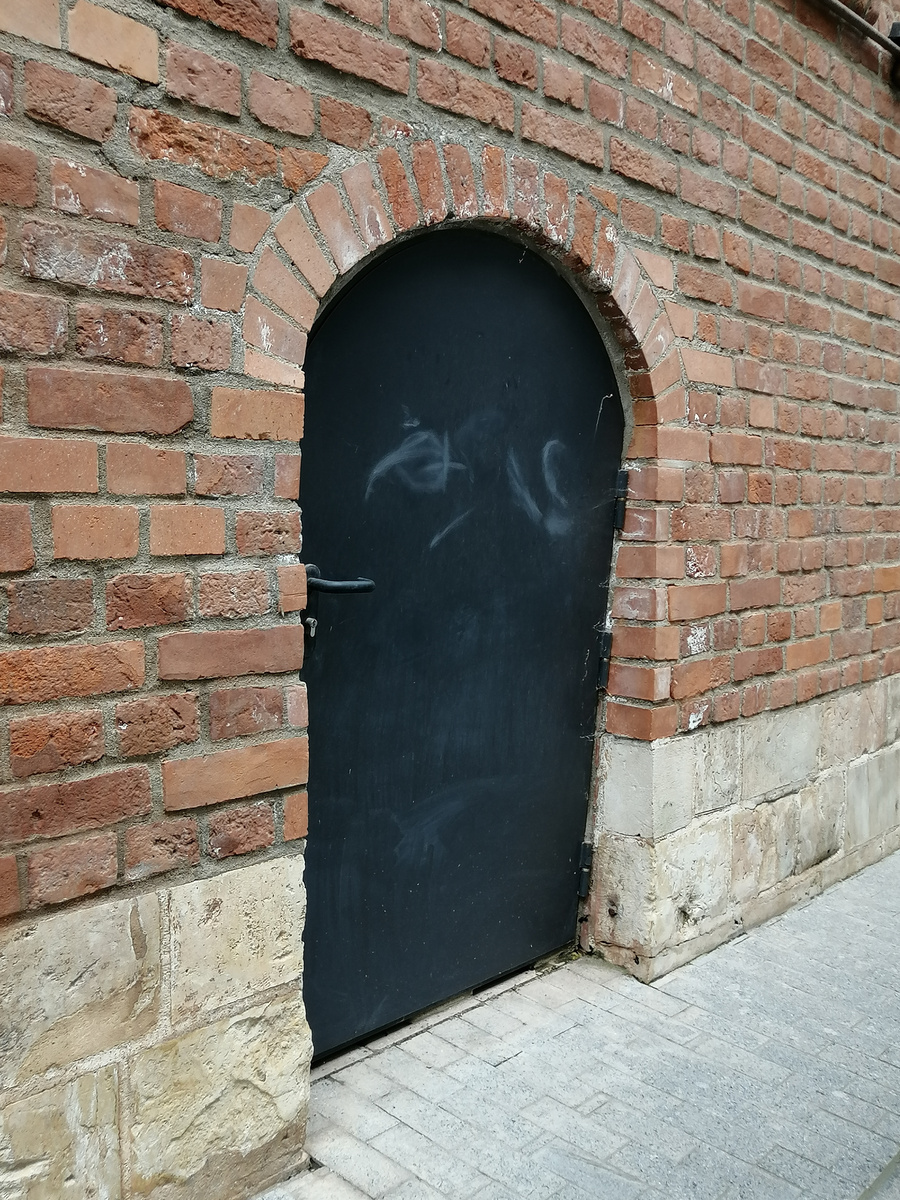 Таинственная дверь