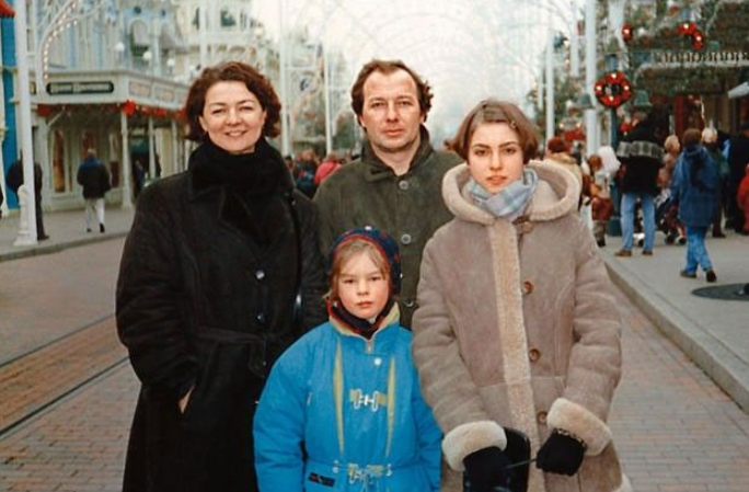 Дарья Урсуляк в детстве с родителями и сстрой Александрой. Фото: соцсети