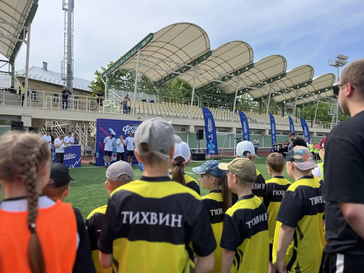     Более 300 школьников собрал «Урок футбола» в Гатчине. Фото: пресс-служба правительства Ленобласти.
