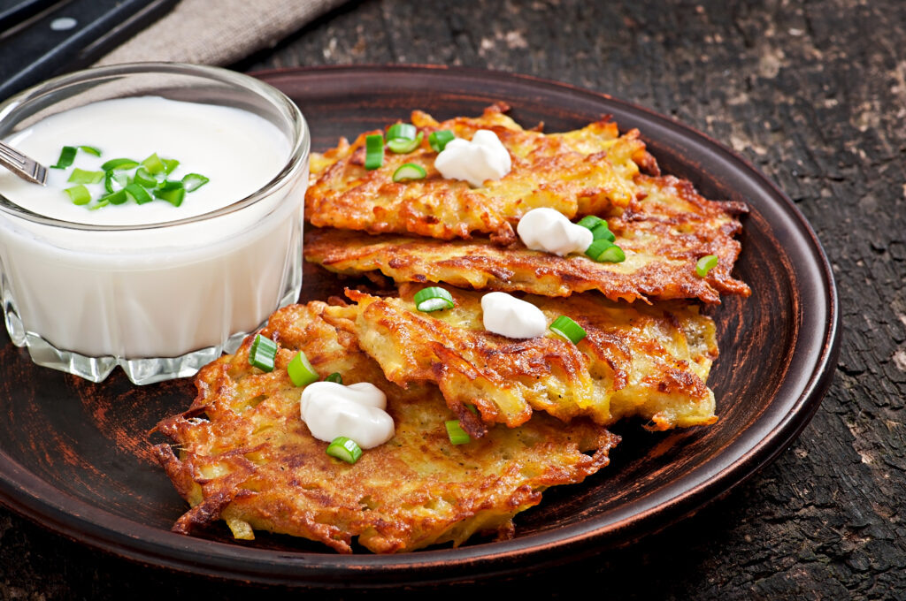    Fried potato pancakes on the old wooden background redaktor