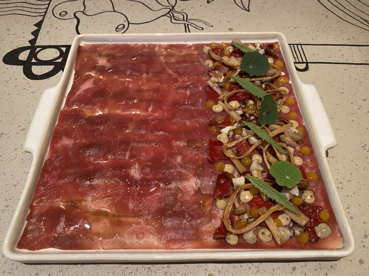 Карпаччо из говядины с трюфельным айоли и грибами