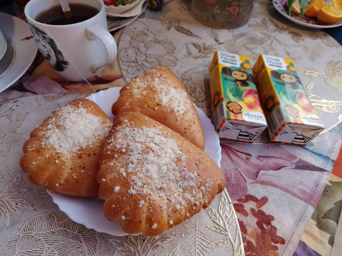 Фото автора, купила пирожки с вишней