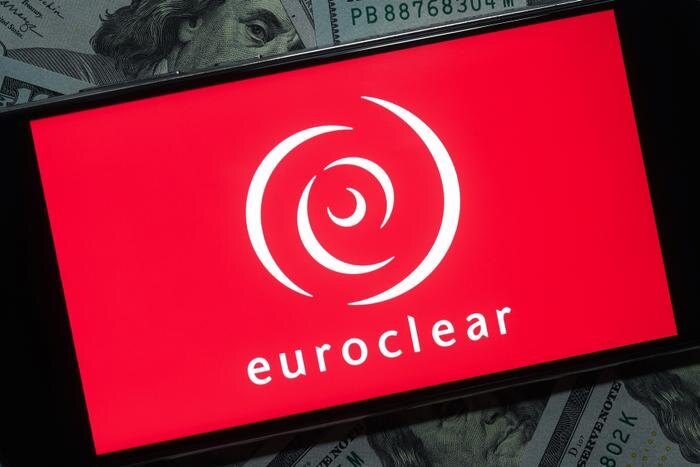 Логотип Euroclear. Обложка © Shutterstock / FOTODOM / photo_gonzo