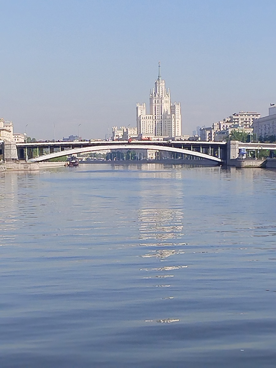 Утро, нормальные вареничные закрыты, приходится любоваться Москвой