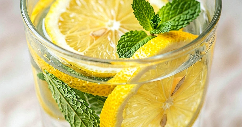 10 причин начать пить воду с лимоном и мятой каждый день