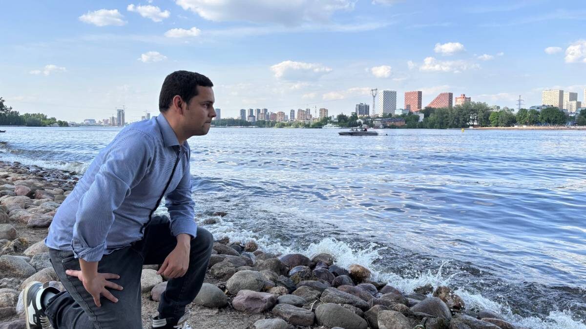    Ассистент Института экологии РУДН Дейби Охеда Амайя у Химкинского водохранилища / Фото: Анастасия Горанова