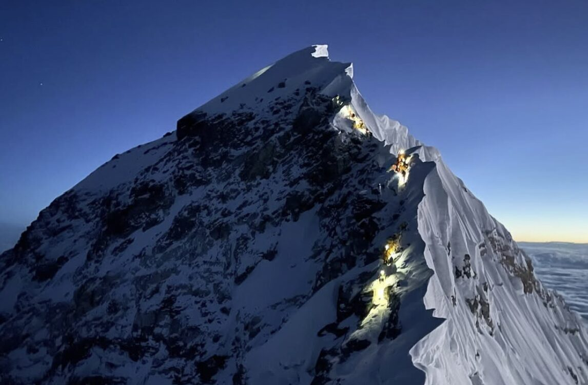 Альпинисты поднимаются на вершину Эвереста перед рассветом. Фото: Climbing the 7 Summits