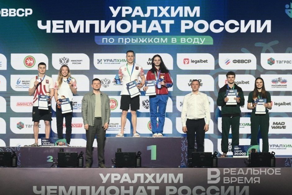    Геннадий Фокин и Мария Полякова (крайние справа) на бронзовой ступени пьедестала почета. Динар Фатыхов / realnoevremya.ru