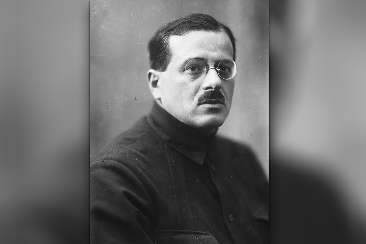    1929 г. Заместитель народного комиссара по военным и морским делам и председателя РВС СССР Иосиф Уншлихт подписал приказ "Об установлении звания для начсостава РККА "Военный переводчик""./wikimedia.org