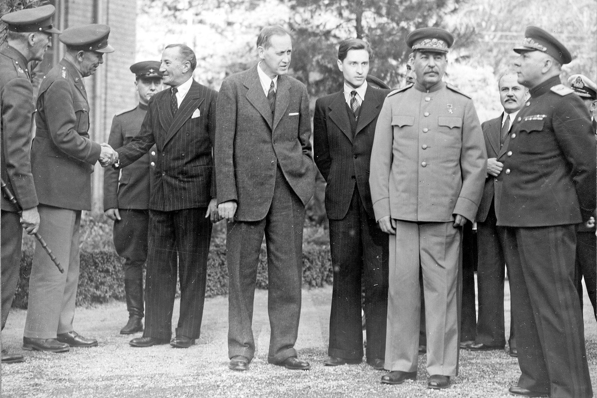    1943 г. Тегеранская конференция. Слева направо: неизвестный британский офицер, генерал Джордж К. Маршалл пожимает руку Арчибальду Кларк Керру, член американской делегации Гарри Л. Гопкинс, переводчик Валентин Бережков, председатель СНК СССР И. В. Сталин, нарком иностранных дел В. М. Молотов, председатель комиссии по вопросам перемирия К. Е. Ворошилов./wikimedia.org