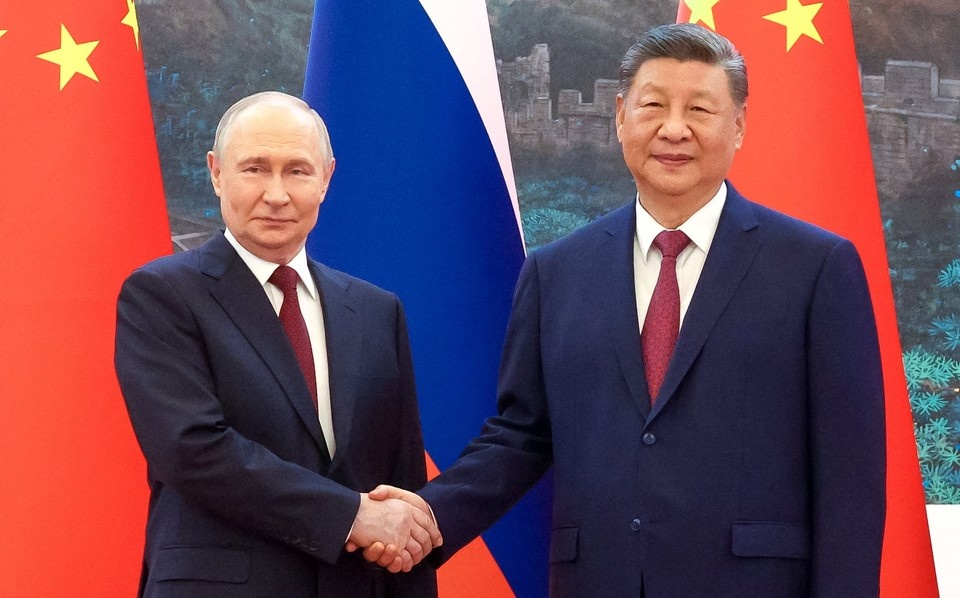    Никонов объяснил жест Путина с пиджаком в Пекине REUTERS
