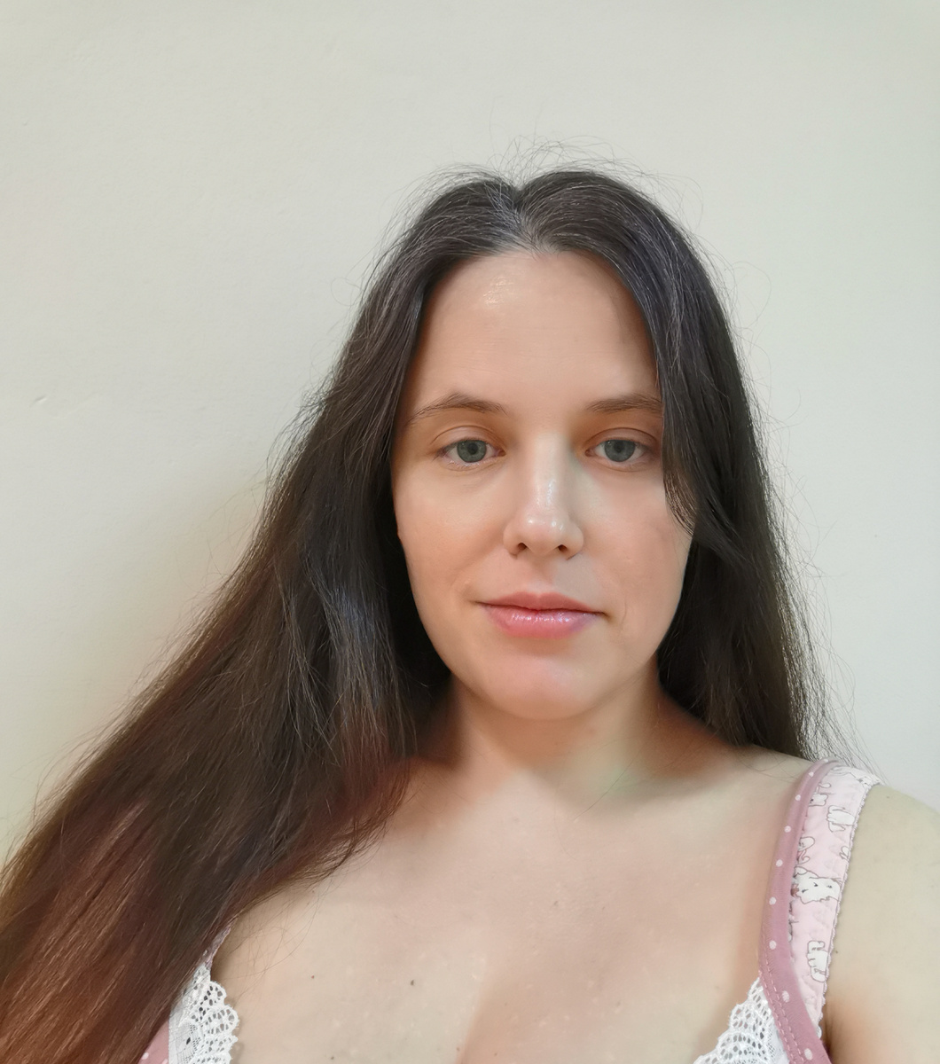 Последняя фотография из роддома. В коридоре, сижу, жду 