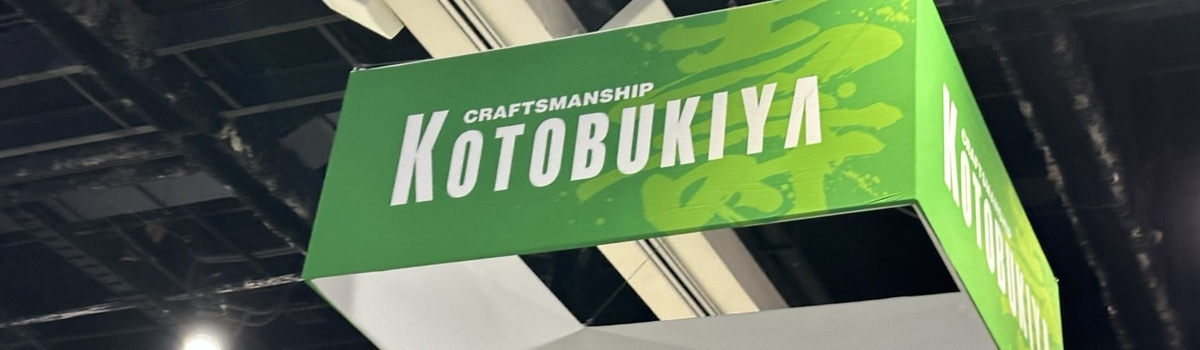 Офицальный логотип компании Kotobukiya на выставке SDCC 2025