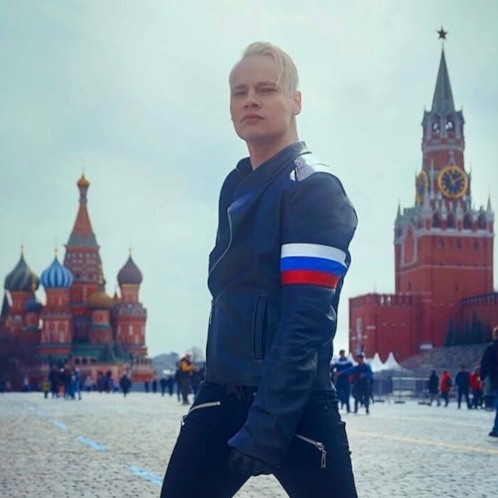 Заметьте, какой презрительный взгляд горит на фоне Красной площади