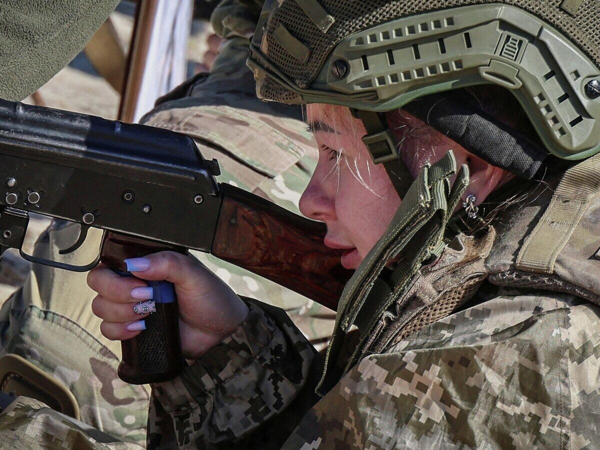    Женщина во время учебных стрельб в Харьковской области Украины | © REUTERS / Vyacheslav Madiyevskyy