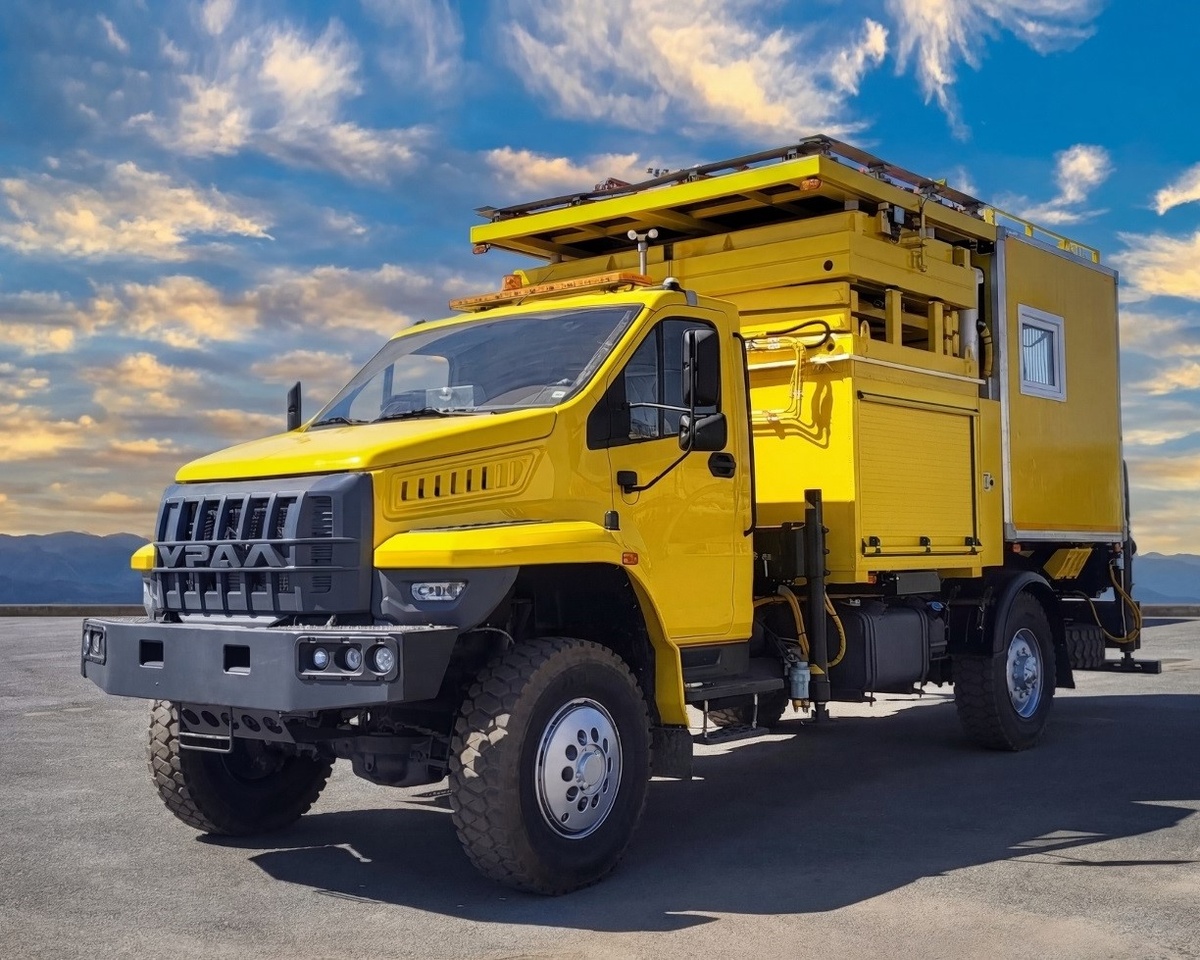 Автомобиль аварийной службы контактной сети на шасси "Урал 80"