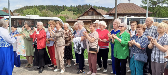 
Возле Центра досуга состоялся тёплый приём: творческий коллектив калининцев встретил гостей песнями и хлебом-солью