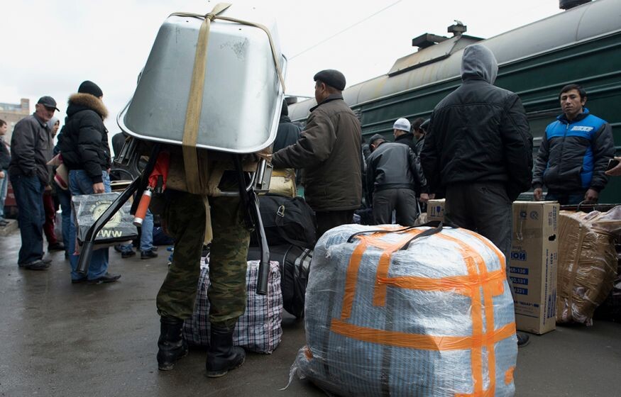    «Хватит паразитировать на России. Никаких семей и льгот для мигрантов! Зачем нам его родня?»: требование из Госдумы