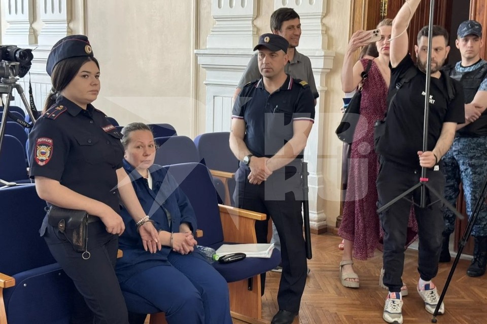    Людмила смотрит в сторону дочери. Анастасия СЕМДЯНОВА