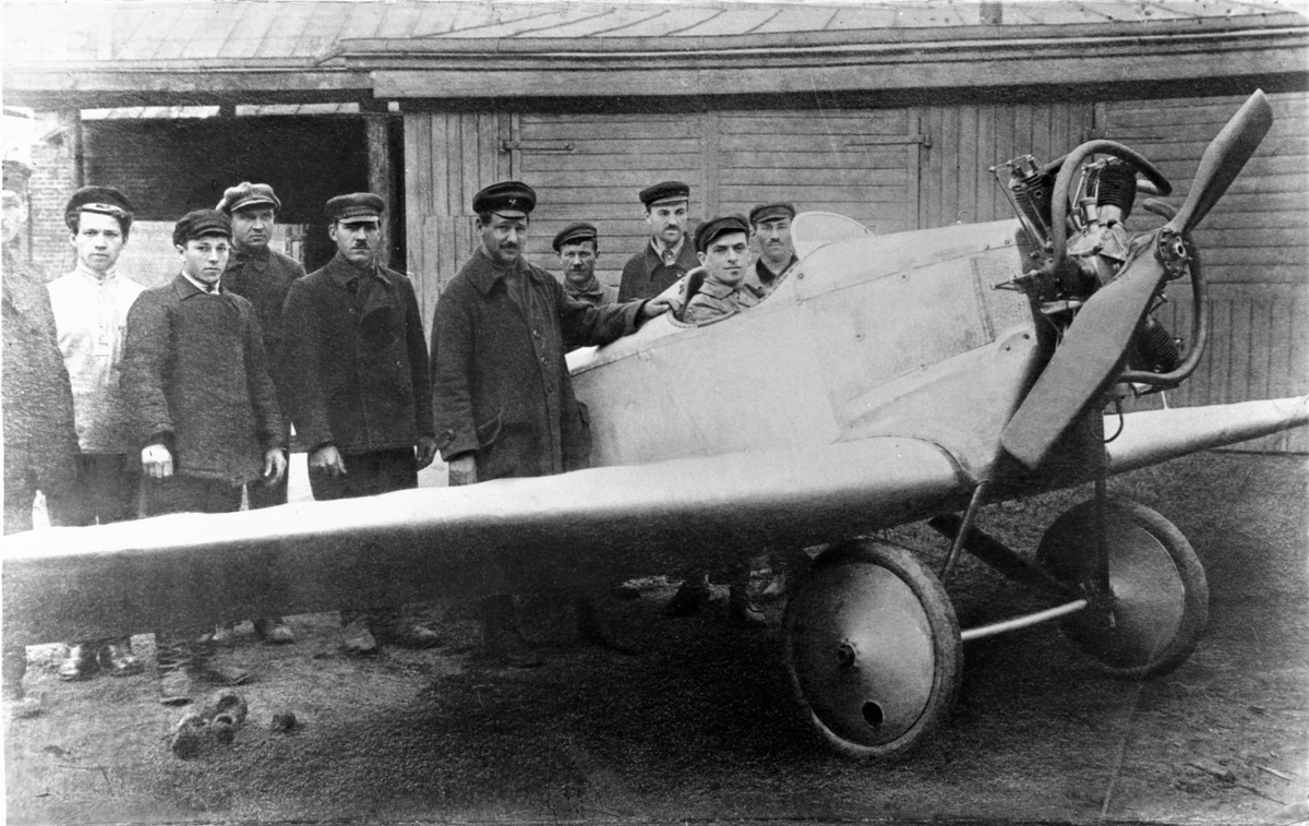 Андрей Николаевич Туполев у первого своего самолета – авиетки АНТ-1, первом разработанном и построенном в ЦАГИ