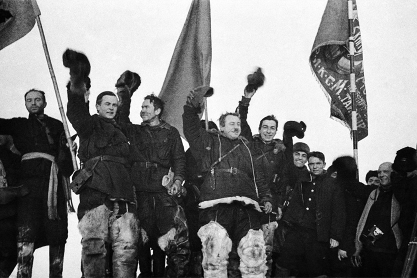     Участники экспедиции гидробиолог Петр Петрович Ширшов (второй слева), радист Эрнст Теодорович Кренкель (третий слева), руководитель полярной станции СП-1 Иван Дмитриевич Папанин (в центре) и метеоролог-геофизик Евгений Константинович Федоров (пятый слева)    
Фото: Яков Халип / ТАСС