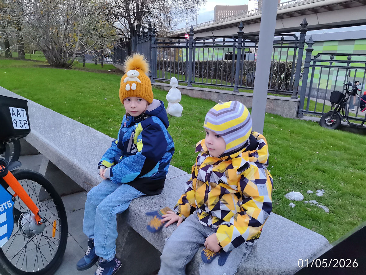 Метро за спиной. Это аллея космонавтов в Космопарке у музея Космонавтики