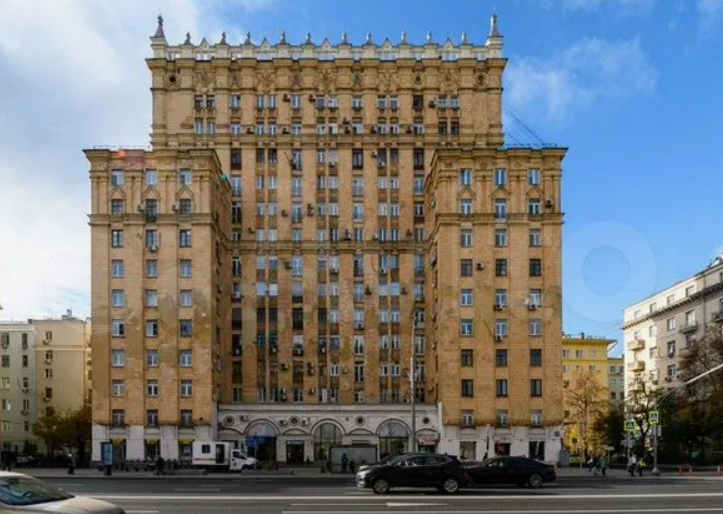 «Крошка-высотка» на проспекте Мира: кому отдали квартиры в известном доме и что там внутри?