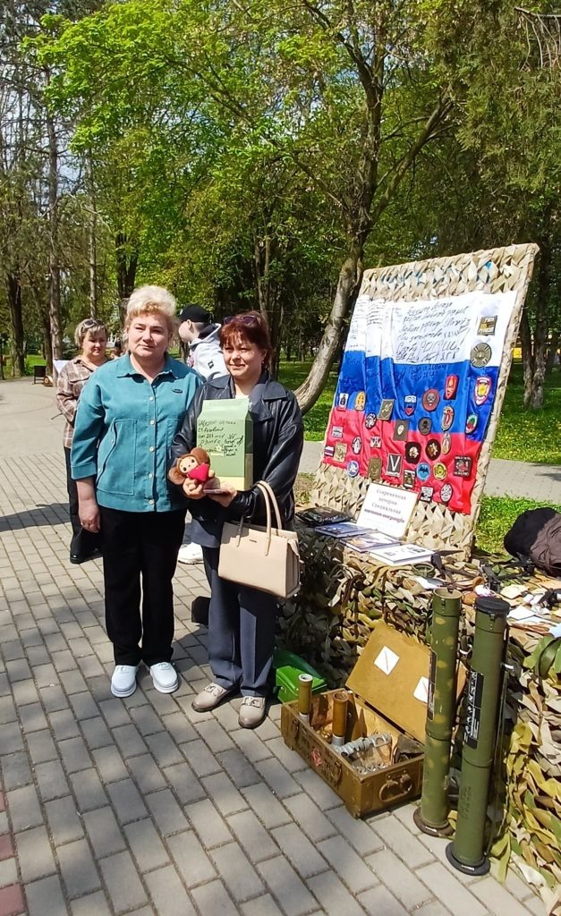    Людмила Ермолович (слева) была очень рада познакомиться с мамой солдата Ириной Алексеевой на материнском форуме. Лариса Криволуцкая