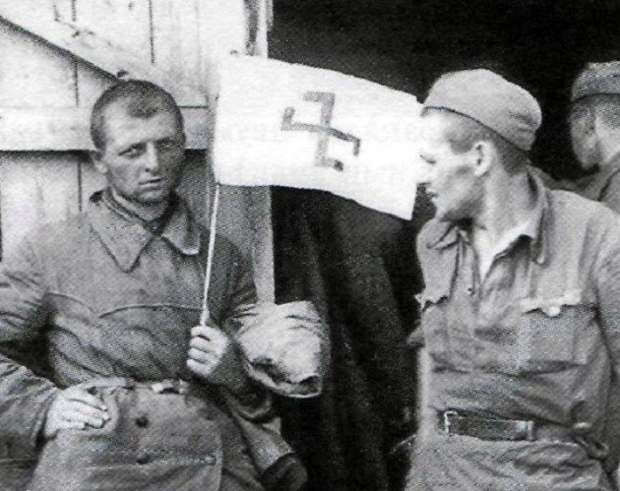 Пленный красноармеец встречает немцев с самодельным флагом 