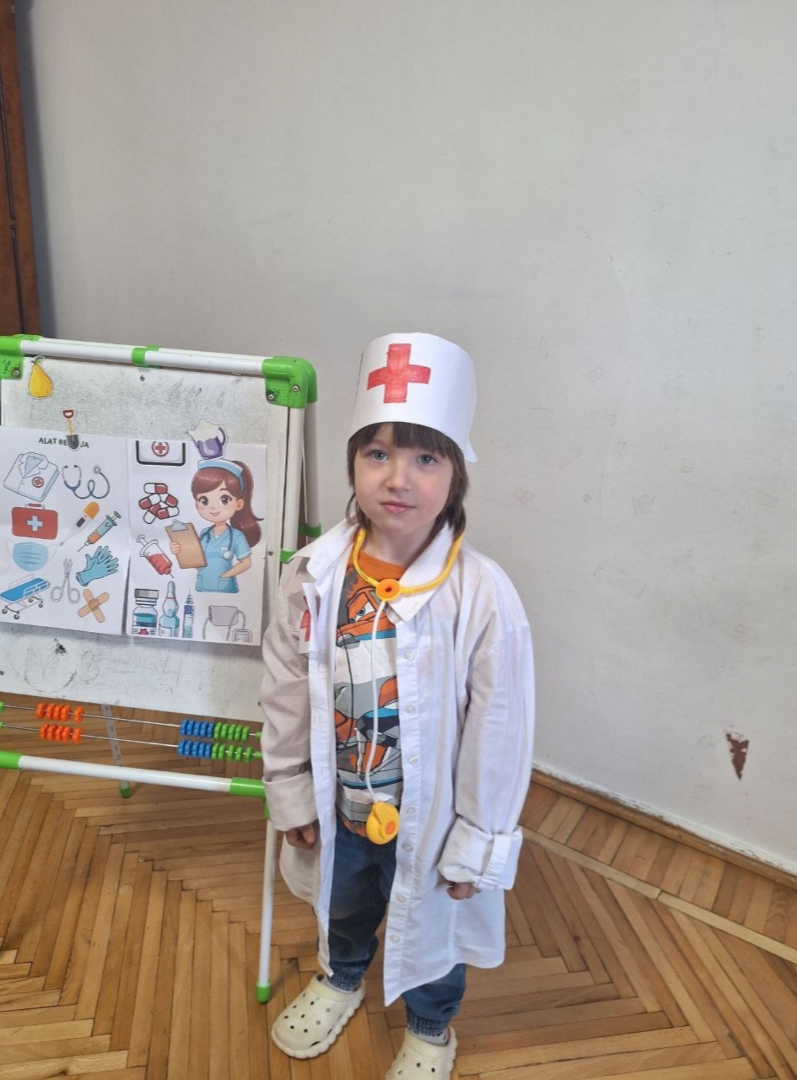 Несмотря на это, Ванюша начал складывать буквы и читать маленькие слова на русском. И армянские запоминает хорошо, воспитатели его хвалят. Ведёт себя, правда, временами, как жёпа. Но тут уж ничего не попишешь - ждем, когда подрастет.
